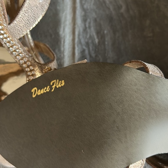 Elegant Gold Women's Sandals - Picture 3 of 6